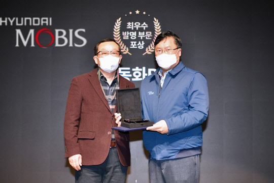 조성환(왼쪽) 현대모비스 사장과 안병기 전동화BU 전무가 용인 기술연구소 내 디지털스튜디오에서 열린 우수 직무발명 시상식에서 기념사진을 찍고 있다.<현대모비스 제공>